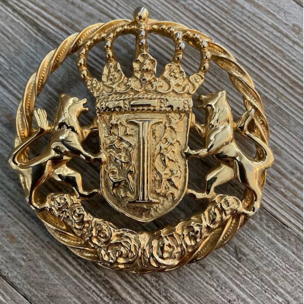 IVANA Vintage 1980's Round Gold Lion Crest Classic Statement Brooch